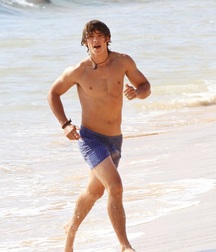 Brenton Thwaites 5ad173c0a0261.jpg