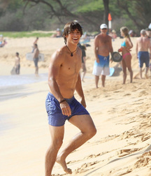 Brenton Thwaites 5ad173d5334ec.jpg