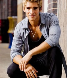 Brenton Thwaites 5ad173e05dbcf.jpg