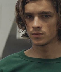 Brenton Thwaites 5ad173e2621f7.jpg