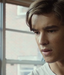 Brenton Thwaites 5ad173e798e00.jpg