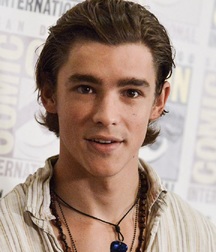 Brenton Thwaites 5ad173eb762a8.jpg
