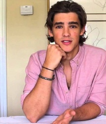 Brenton Thwaites 5ad173f1d6e58.jpg