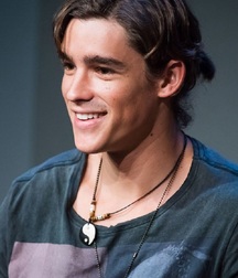 Brenton Thwaites 5ad173f687be1.jpg