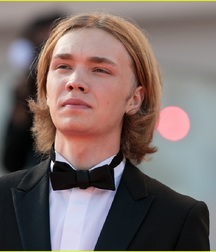 Charlie Plummer 5b1e0996ca473.jpg