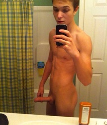 Selfie Boys 5b9c9029dda46.jpg