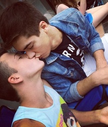 Boys in Love (Non-nude) 5bc221f59dc2c.jpg