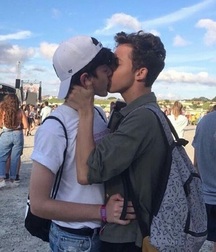 Boys in Love (Non-nude) 5bc222618c0cf.jpg