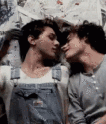 Boys in Love (Non-nude) 5bc2227e2b4bb.gif
