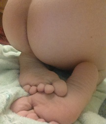 my ass & feet 58018336bfcdd.jpg
