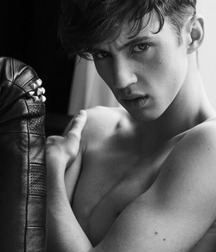 TROYE SIVAN including 'almost full frontal nude' photo 57dd7a2c21b8e.jpg