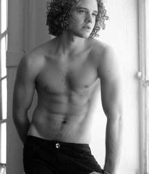 Jonny Weston 58bde44e1f5f9.jpeg
