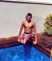 Guys Feet 57c26f1a4bc6a.jpg