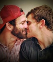 Kissing 1 5728e96c768dd.jpg