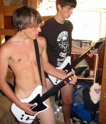 Guitar boys 58f74f921a830.jpg