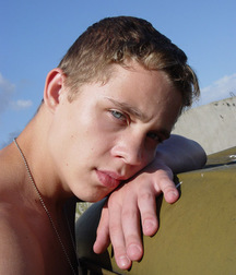 Alexander at a wall 58eead770c1bb.jpg