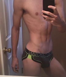 Hot Boys 17 5ac9953000735.jpg