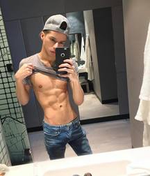 Hot Bois 18 5af99d3fd7b7c.jpg