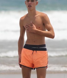 Cute beach boys 58d55c2521117.jpg