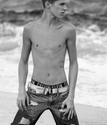 Show me that tummy 58d567147e895.jpg