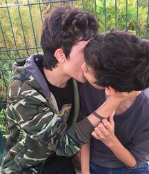 Show me you and yours kissing 58d7535f11cc6.jpg