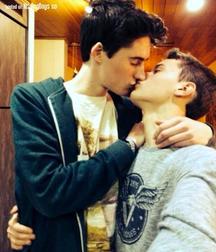 Show me you and yours kissing 58d753618a7c2.jpg