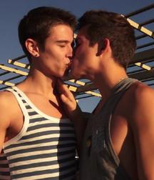 Show me you and yours kissing 58d75380dca2d.jpg