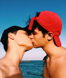 Show me you and yours kissing 58d7539c17466.jpg