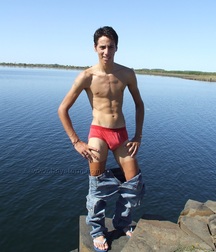 Cumming on the rocks 5a32f1f48e69d.jpg