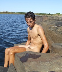 Cumming on the rocks 5a32f23a6abdd.jpg