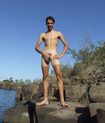 Cumming on the rocks 5a32f28fb91ed.jpg