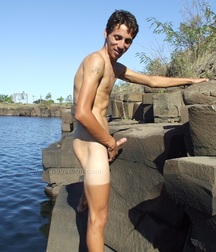 Cumming on the rocks 5a32f2ab37f80.jpg