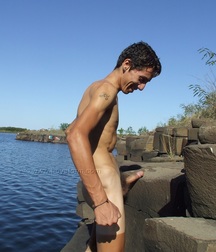 Cumming on the rocks 5a32f2af7eec1.jpg