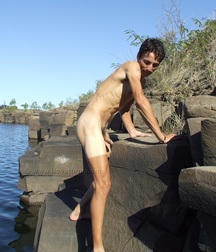 Cumming on the rocks 5a32f2bbdcbe2.jpg