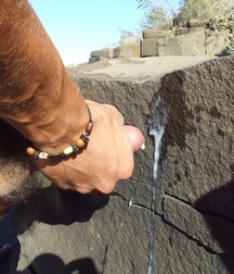 Cumming on the rocks 5a32f2cf752e1.jpg