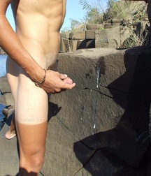 Cumming on the rocks 5a32f2def1fa1.jpg