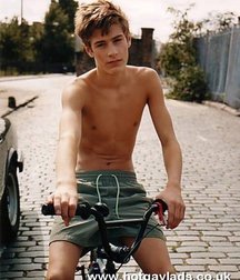Just some more guys to drool over 5d113e13969c3.jpg