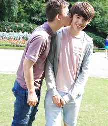 Chicos besando 5c5ccc1e25bf2.jpg