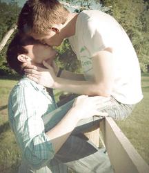 Chicos besando 5c5ccc42af49a.jpg