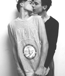 Chicos besando 5c5ccc9902b58.jpg