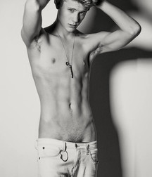 Hot Shirtless Boys 5df810686480a.jpg