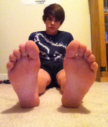 barefoot boys foot fetish 5f30e48313136.jpg