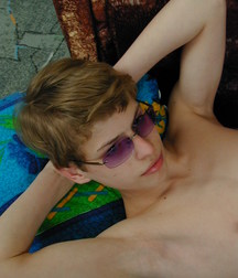 Alex - I read a magazine 59d9219c3cee4.jpg