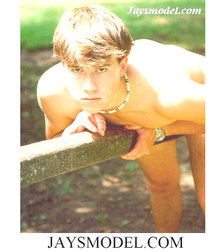 EXCLUSIVE:VINTAGE BOYS MODEL 5b824949ab177.jpg