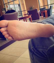 Boys's feet 58