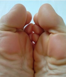 Boys's feet 76 59db3d0d49c86.jpg