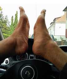 Boys's feet 76 59db3d15f1634.jpg
