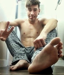 Boys's feet 80 59eca6a171916.jpg