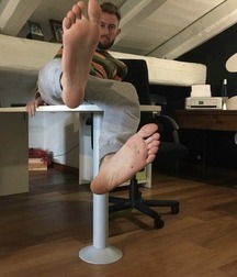 Boys's feet 80 59eca74c7af78.jpg