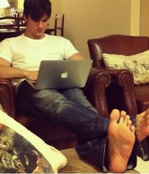 Boys's feet 81 59ff2b7d2c7f3.jpg